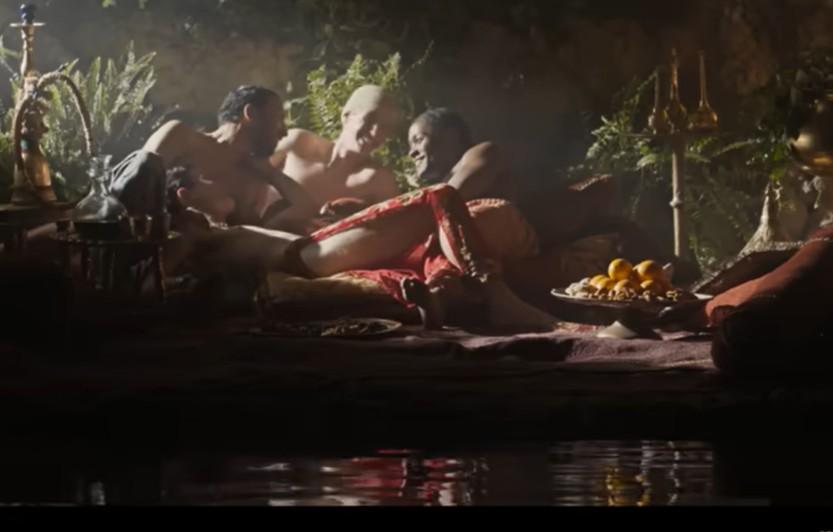 Una de las escenas más "explícitas" de El cautivo en el que se ve al otro lado de un Hammam un grupo de cuatro hombres flirteando desnudos.
