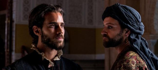 Miguel de Cervantes y Azán Bajá el bey de Argel con un posible deseo homosexual en una escena de la película El Cautivo
