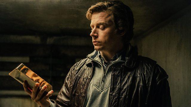 the gold un lingote devuelve el reflejo del protagonista en lo que será más bien una forma de ser victima de este oro