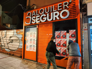 El 21 de noviembre, activistas por el derecho a la vivienda empapelan una oficina de Alquiler Seguro para denunciar que se está saltando la Ley de Vivienda.